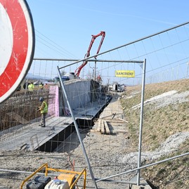 Zväčšiť fotografiu - Výstavba predposledného úseku vážskej cyklomagistrály napreduje rýchlym tempom