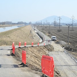Zväčšiť fotografiu - Výstavba predposledného úseku vážskej cyklomagistrály napreduje rýchlym tempom