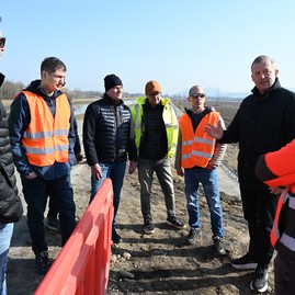 Zväčšiť fotografiu - Výstavba predposledného úseku vážskej cyklomagistrály napreduje rýchlym tempom