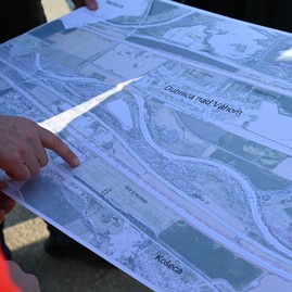 Zväčšiť fotografiu - Výstavba predposledného úseku vážskej cyklomagistrály napreduje rýchlym tempom