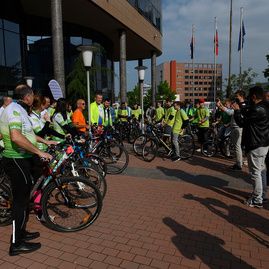 Zväčšiť fotografiu - Za župný úrad jazdí do práce na bicykli až osem tímov - 2