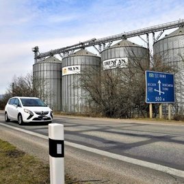 Zväčšiť fotografiu - Zmluva na rekonštrukciu „panelky“ podpísaná! - panelka-cesta-Trencin, zdroj TASR R. Stoklasa
