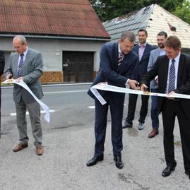 Zrekonštruovaný úsek cesty ii. triedy z nitrianskeho pravna po hranicu žilinského samosprávneho kraja je od piatku v prevádzke - a