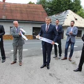Zrekonštruovaný úsek cesty ii. triedy z nitrianskeho pravna po hranicu žilinského samosprávneho kraja je od piatku v prevádzke - b