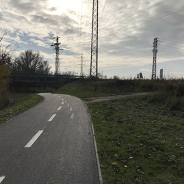 Zväčšiť fotografiu - Župa prosí verejnosť o pomoc. novú cyklotrasu poškodzuje vandal! - 063 - Nové Mesto nad Váhom, Cestný most II515 (CHÝBA SMEROVNIK)
