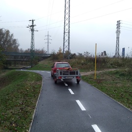 Zväčšiť fotografiu - Župa prosí verejnosť o pomoc. novú cyklotrasu poškodzuje vandal! - 063 - Nove Mesto nad Vahom, Cestny most II 515 (pred)
