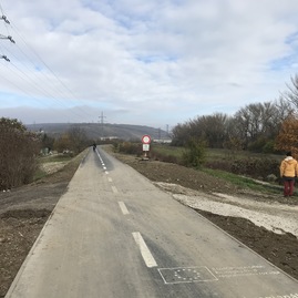 Zväčšiť fotografiu - Župa prosí verejnosť o pomoc. novú cyklotrasu poškodzuje vandal! - 064 - Nové Mesto nad Váhom, záhradkárska osada, (CHÝBA SMEROVNÍK)