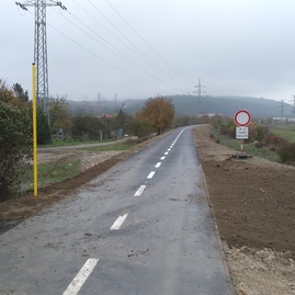 Zväčšiť fotografiu - Župa prosí verejnosť o pomoc. novú cyklotrasu poškodzuje vandal! - 064 - Nove Mesto nad Vahom, zahradkarska osada (pred)