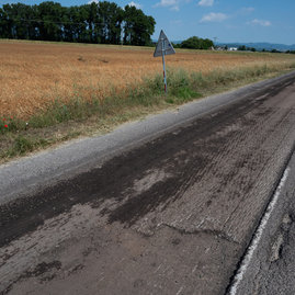 Zväčšiť fotografiu - Župa spustila súvislé opravy ciest v kraji, preinvestuje viac ako 3 mil. eur! - 20230703_Hradok_cesta_005w