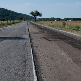 Zväčšiť fotografiu - Župa spustila súvislé opravy ciest v kraji, preinvestuje viac ako 3 mil. eur! - 20230703_Hradok_cesta_006w