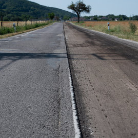 Zväčšiť fotografiu - Župa spustila súvislé opravy ciest v kraji, preinvestuje viac ako 3 mil. eur! - 20230703_Hradok_cesta_007w