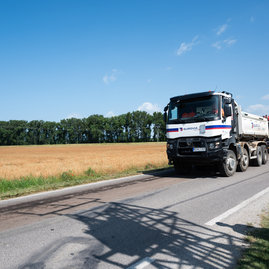 Zväčšiť fotografiu - Župa spustila súvislé opravy ciest v kraji, preinvestuje viac ako 3 mil. eur! - 20230703_Hradok_cesta_010w