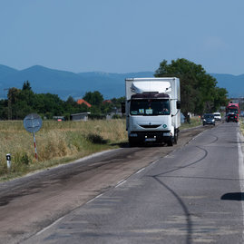 Zväčšiť fotografiu - Župa spustila súvislé opravy ciest v kraji, preinvestuje viac ako 3 mil. eur! - 20230703_Hradok_cesta_017w
