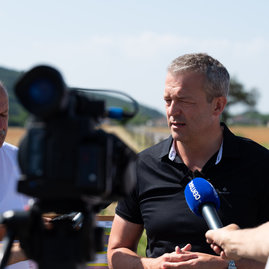 Zväčšiť fotografiu - Župa spustila súvislé opravy ciest v kraji, preinvestuje viac ako 3 mil. eur! - 20230703_Hradok_cesta_019w
