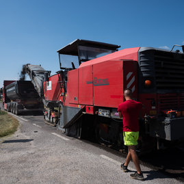 Zväčšiť fotografiu - Župa spustila súvislé opravy ciest v kraji, preinvestuje viac ako 3 mil. eur! - 20230703_Hradok_cesta_024w