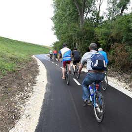 Zväčšiť fotografiu - Župa získala stavebné povolenie na ďalší úsek vážskej cyklomagistrály - 20180525_HORNA_STREDA_cyklotrasa_097w