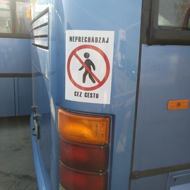 Zvýšiť bezpečnosť a predísť zbytočným zraneniam pomáhajú nové nálepky na autobusoch - IMG_20170213_123501