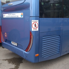 Zvýšiť bezpečnosť a predísť zbytočným zraneniam pomáhajú nové nálepky na autobusoch - IMG_20171128_102805