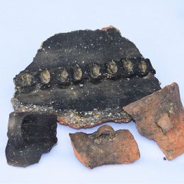 Zväčšiť fotografiu - Archeologický výskum odhalil rozsiahle osídlenie z troch časových úseko - ozdobna_nadoba
