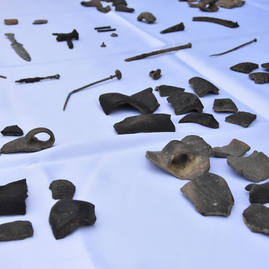 Zväčšiť fotografiu - Archeologický výskum odhalil rozsiahle osídlenie z troch časových úseko - stol_2