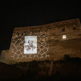 Zväčšiť fotografiu - Barborin palác na trenčianskom hrade sa premenil na plátno - IMG_8581
