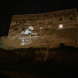 Zväčšiť fotografiu - Barborin palác na trenčianskom hrade sa premenil na plátno - IMG_8582