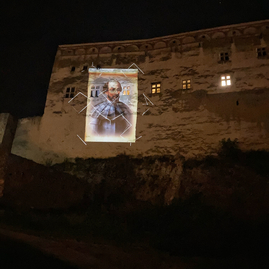 Zväčšiť fotografiu - Barborin palác na trenčianskom hrade sa premenil na plátno - IMG_8585