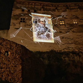 Zväčšiť fotografiu - Barborin palác na trenčianskom hrade sa premenil na plátno - IMG_9054