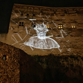 Zväčšiť fotografiu - Barborin palác na trenčianskom hrade sa premenil na plátno - IMG_9055