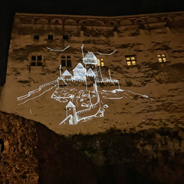 Zväčšiť fotografiu - Barborin palác na trenčianskom hrade sa premenil na plátno - IMG_9056
