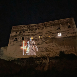 Zväčšiť fotografiu - Barborin palác na trenčianskom hrade sa premenil na plátno - IMG_9057