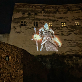 Zväčšiť fotografiu - Barborin palác na trenčianskom hrade sa premenil na plátno - IMG_9060