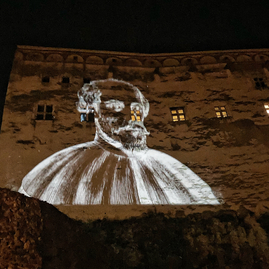Zväčšiť fotografiu - Barborin palác na trenčianskom hrade sa premenil na plátno - IMG_9062