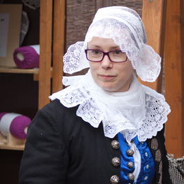 Zväčšiť fotografiu - Čipkárka z brezovej pod bradlom novou majsterkou ľudovej umeleckej výroby - ivana markova