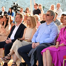 Zväčšiť fotografiu - Do rodiny držiteľov beckovského slnka pribudol renomovaný fotograf