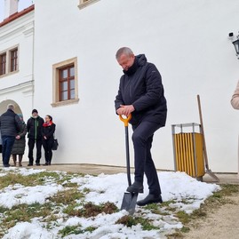 Zväčšiť fotografiu - Draškovičov kaštieľ v čachticiach ešte viac zatraktívni revitalizovaná záhrada