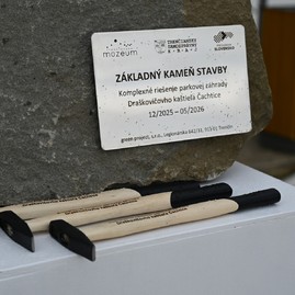 Zväčšiť fotografiu - Draškovičov kaštieľ v čachticiach ešte viac zatraktívni revitalizovaná záhrada