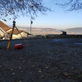 Zväčšiť fotografiu - Georadarový prieskum na trenčianskom hrade môže pomôcť odhaliť zabudnuté tajomstvá - 1604929816189