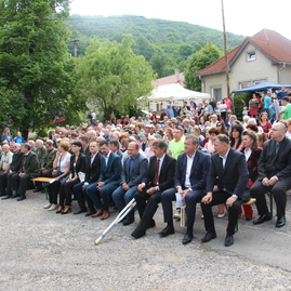 Heligónky v dežericiach či tradičné otváranie studničiek v nitrianskych sučanoch. trenčiansky kraj je plný zaujímavých tradícií a zvykov. - IMG_3093