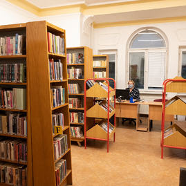 Zväčšiť fotografiu - Historická budova považskej knižnice sa zmenila na nepoznanie - 20201130_PB_kniznica_018w