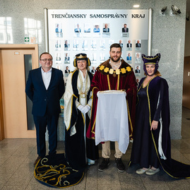 Zväčšiť fotografiu - Historický odkaz regiónu nájdete vo vestibule župného úradu - TSK_zastupiteľstvo_január_mini (1 of 49)