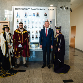 Zväčšiť fotografiu - Historický odkaz regiónu nájdete vo vestibule župného úradu - TSK_zastupiteľstvo_január_mini (30 of 49)