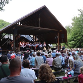 Zväčšiť fotografiu - Horná Mariková opäť žila folklórom