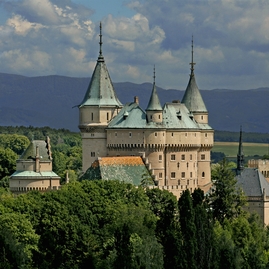 Zväčšiť fotografiu - Hrady, knižnice, galérie a múzea sú pre verejnosť otvorené - Bojnicky zamok štandard