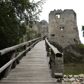 Zväčšiť fotografiu - Hrady, knižnice, galérie a múzea sú pre verejnosť otvorené - hrad_uhrovec