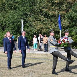 Zväčšiť fotografiu - Hrdinov slovenského národného povstania sme si uctili aj na vrchu roh - DSC_6592