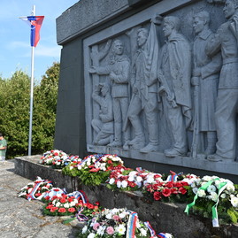Zväčšiť fotografiu - Hrdinov slovenského národného povstania sme si uctili aj na vrchu roh - DSC_6708