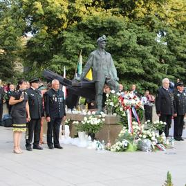 K pamätníku baníkov v handlovej kládli biele ruže po šiestykrát - 3