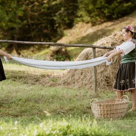 Zväčšiť fotografiu - Kniha o tradičnej kultúre v marikovej získala dve ocenenia - Hore Marikovú_zdroj Lubbie Sutton (4)