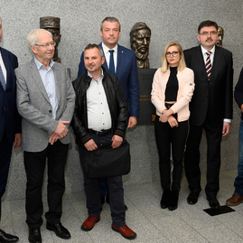 Zväčšiť fotografiu - Kodifikátor spisovnej slovenčiny zomrel pred 165 rokmi - 20190506_TSK_busty_018w